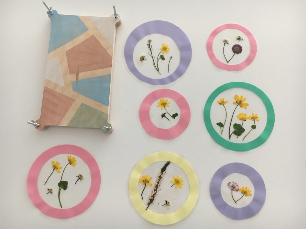 DIY: Fensterbilder mit gepressten Blumen - Basteln für den Muttertag