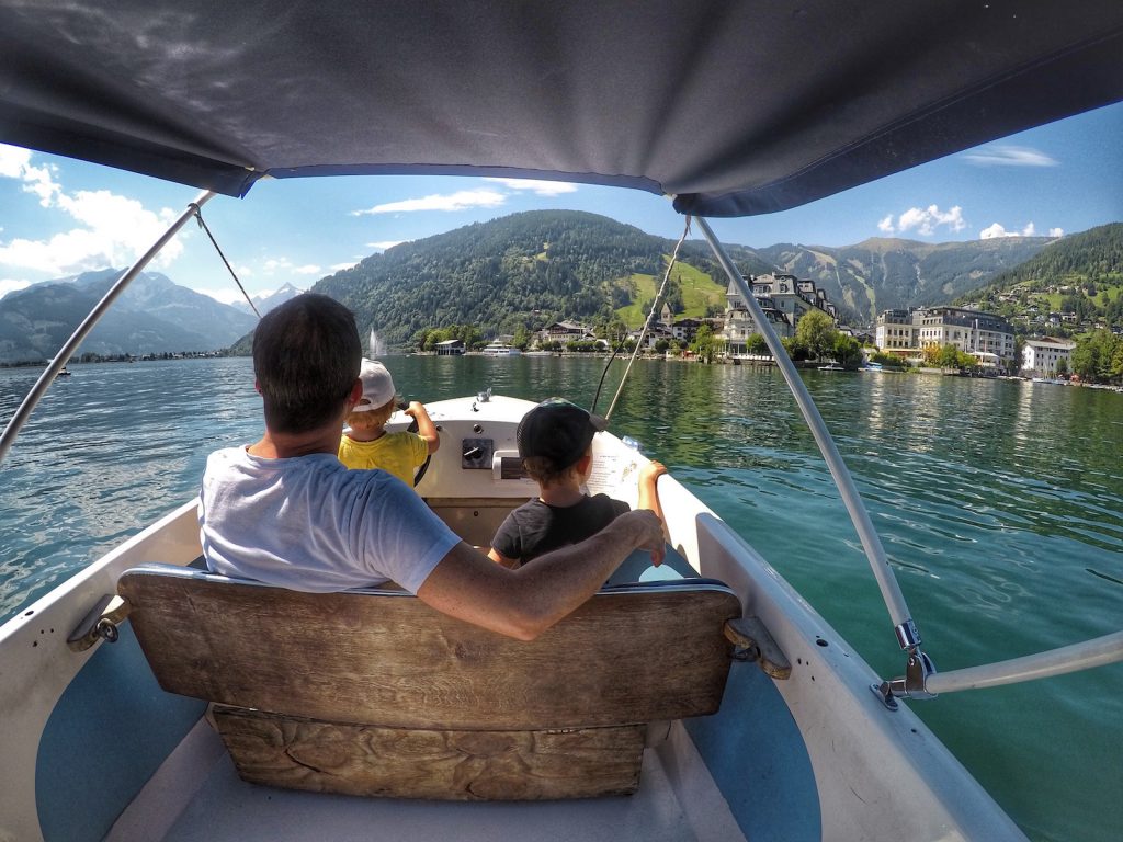 Die Top 11 Ausflugsziele in Zell am See/Kaprun mit Kindern: Boot fahren am Zeller See