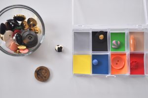 Spielen mit Knöpfen - Farben zuordnen - Montessori