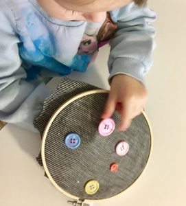 Spielen mit Knöpfen – Annähen – Montessori