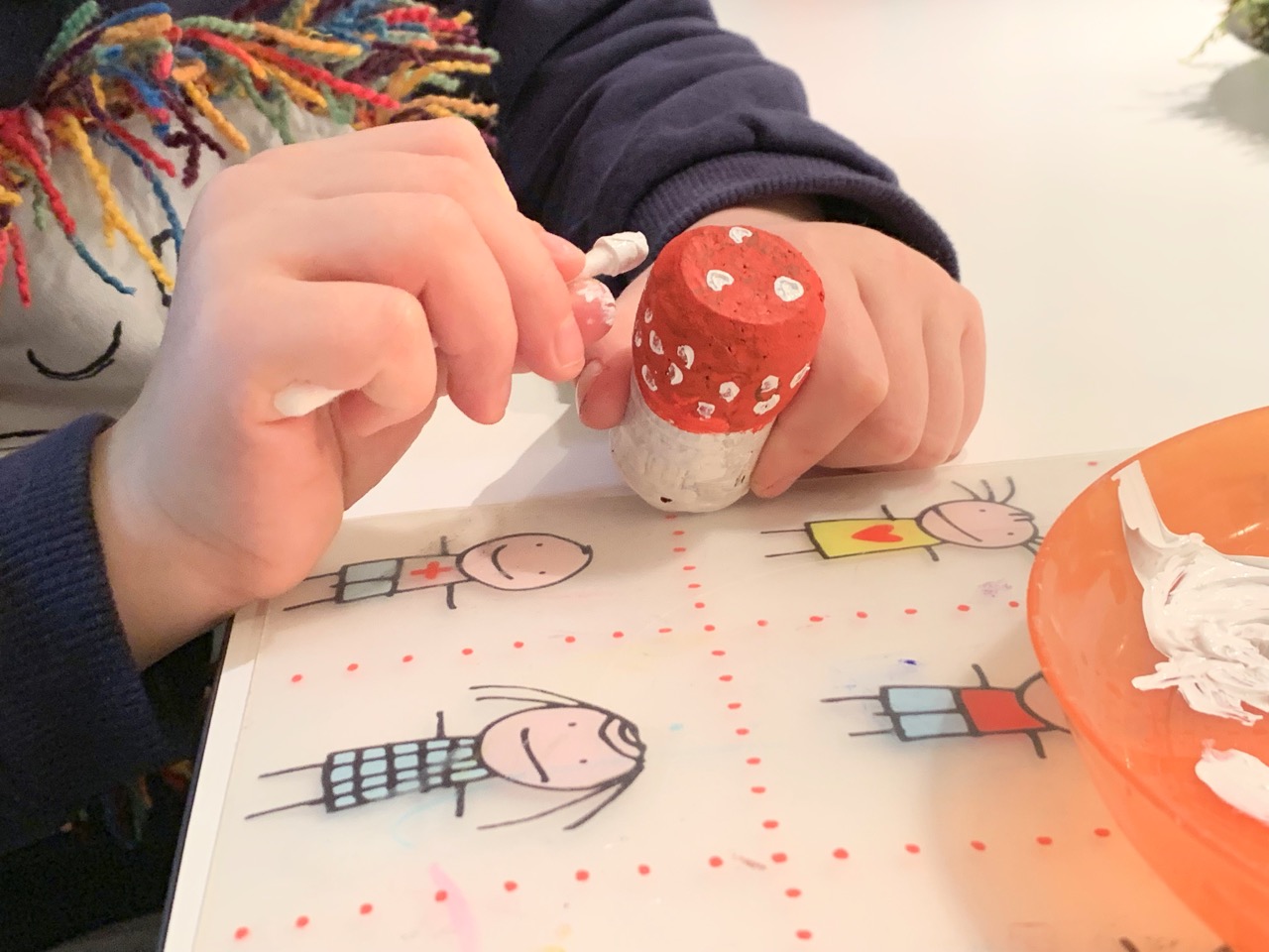 DIY sinnvolle Glücksbringer mit Kindern selber machen: Fliegenpilz Zettelhalter und Herzenschweinchen