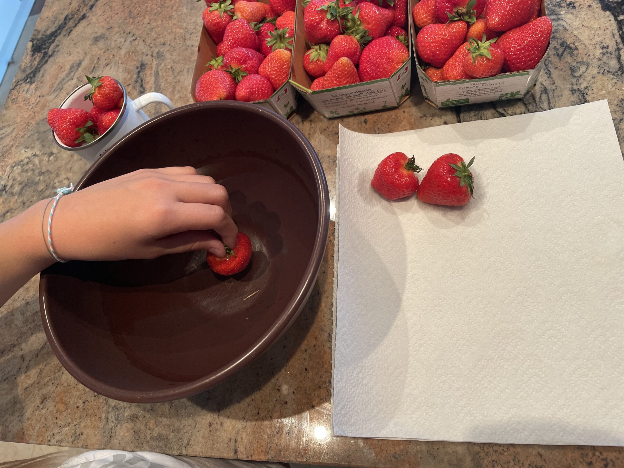 Waschen der Erdbeeren für unsere Erdbeermarmelade