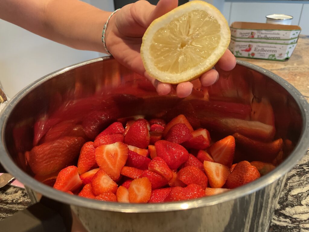 Einfache, köstliche Erdbeermarmelade mit nur 3 Zutaten › ★ Mamablog ...